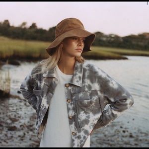 JENELLE SUEDED BUCKET HAT